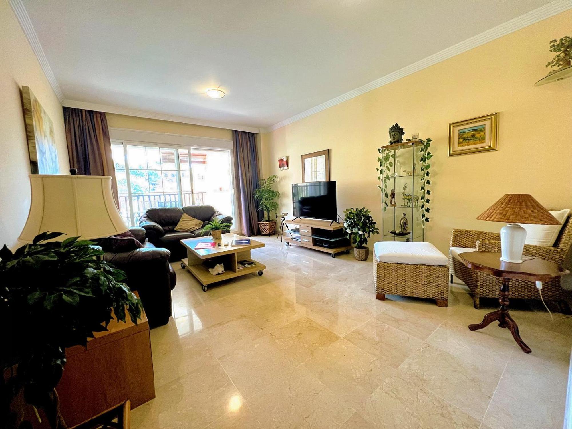 Serene Family Oasis: Poolside Retreat With Convenient Amenities