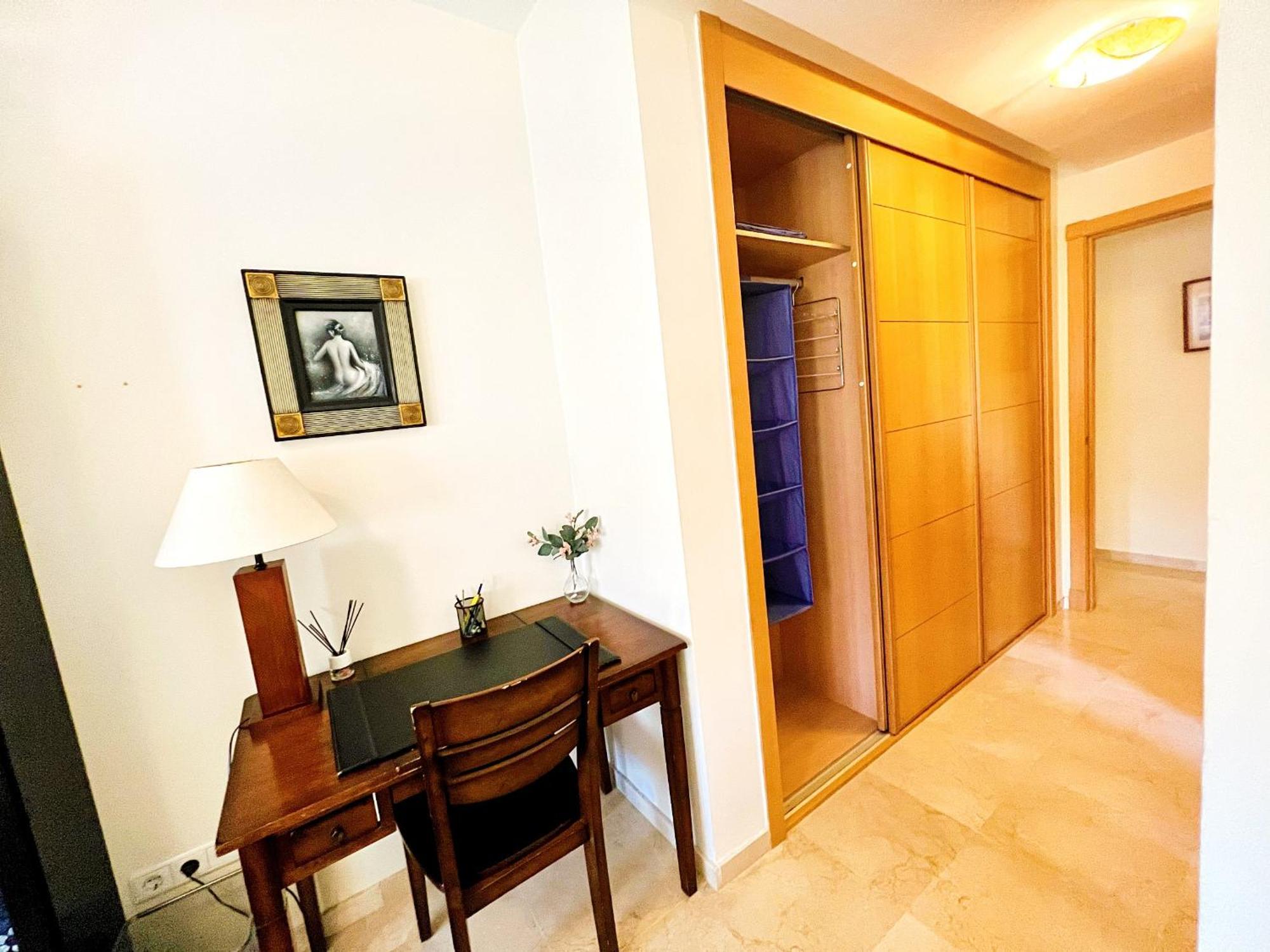 Serene Family Oasis: Poolside Retreat With Convenient Amenities Apartment *