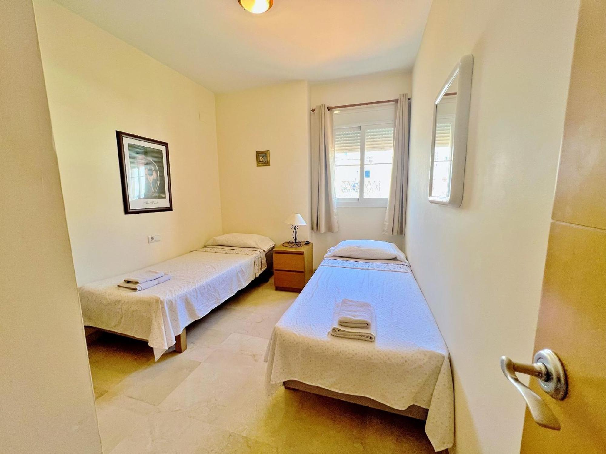 Serene Family Oasis: Poolside Retreat With Convenient Amenities *