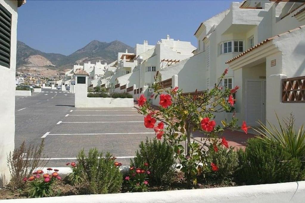 Serene Family Oasis: Poolside Retreat With Convenient Amenities *