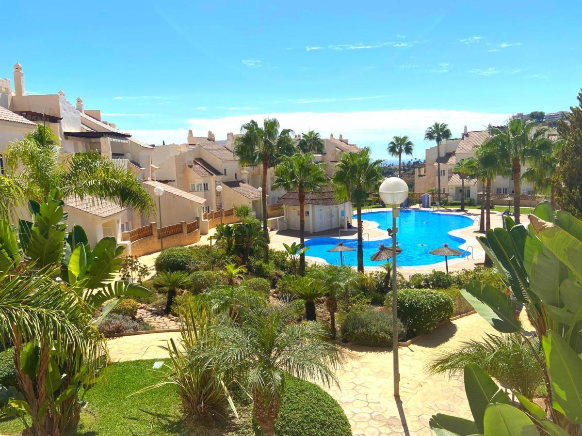 Apartment Serene Family Oasis: Poolside Retreat With Convenient Amenities
