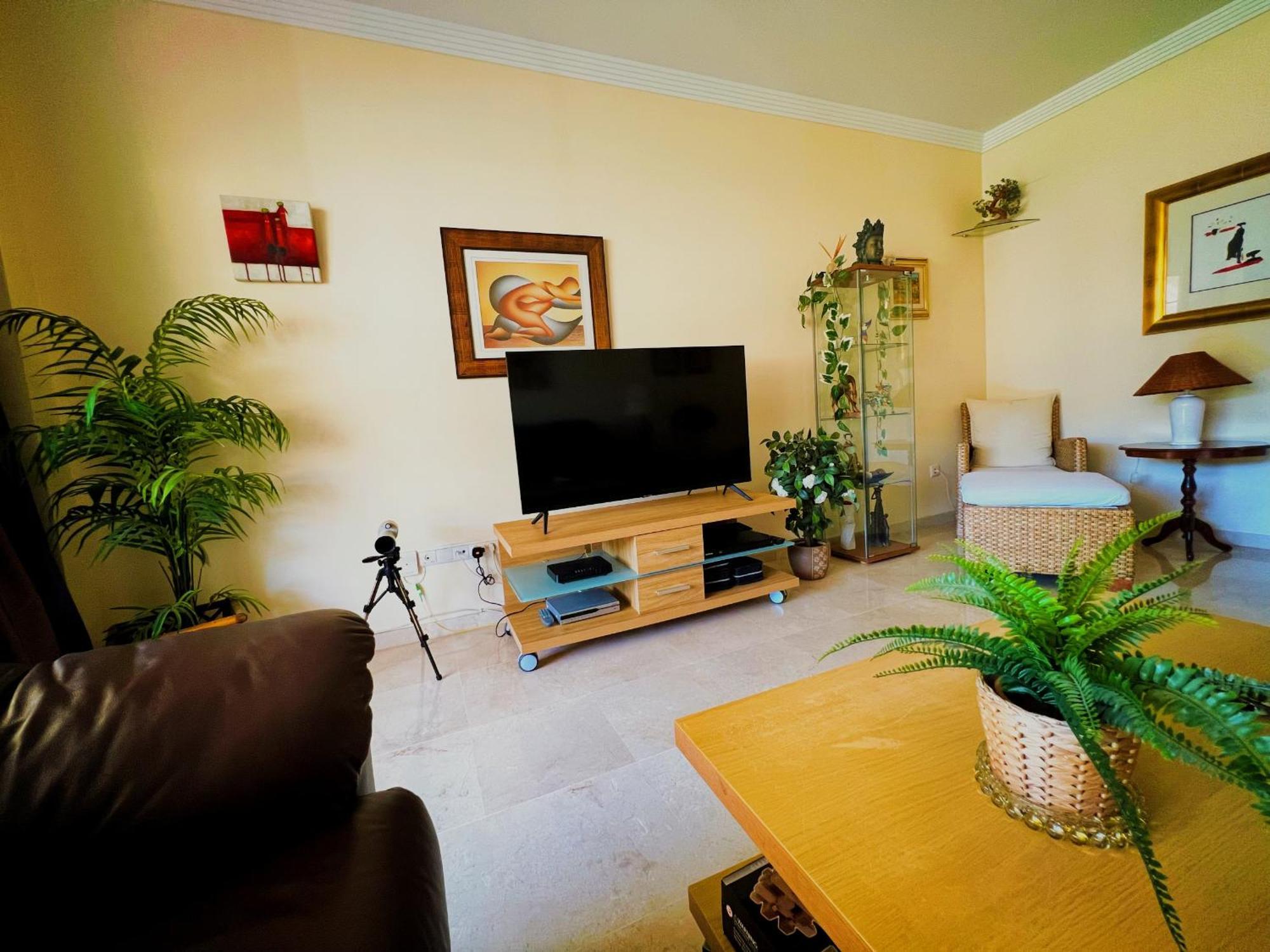 Serene Family Oasis: Poolside Retreat With Convenient Amenities