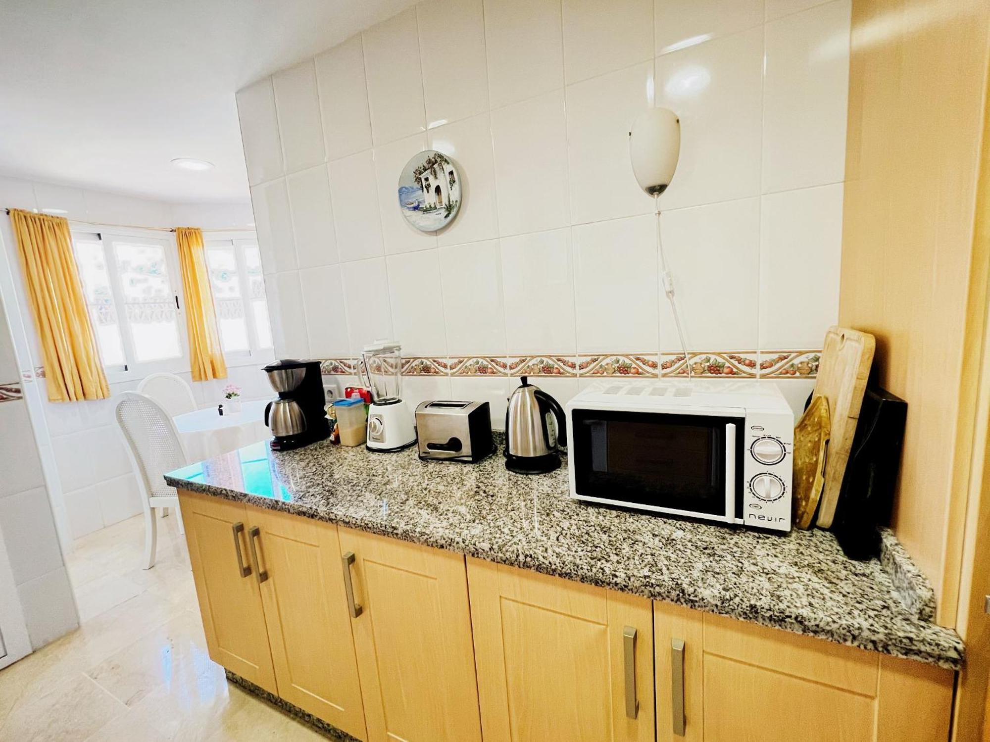 Serene Family Oasis: Poolside Retreat With Convenient Amenities Benalmadena