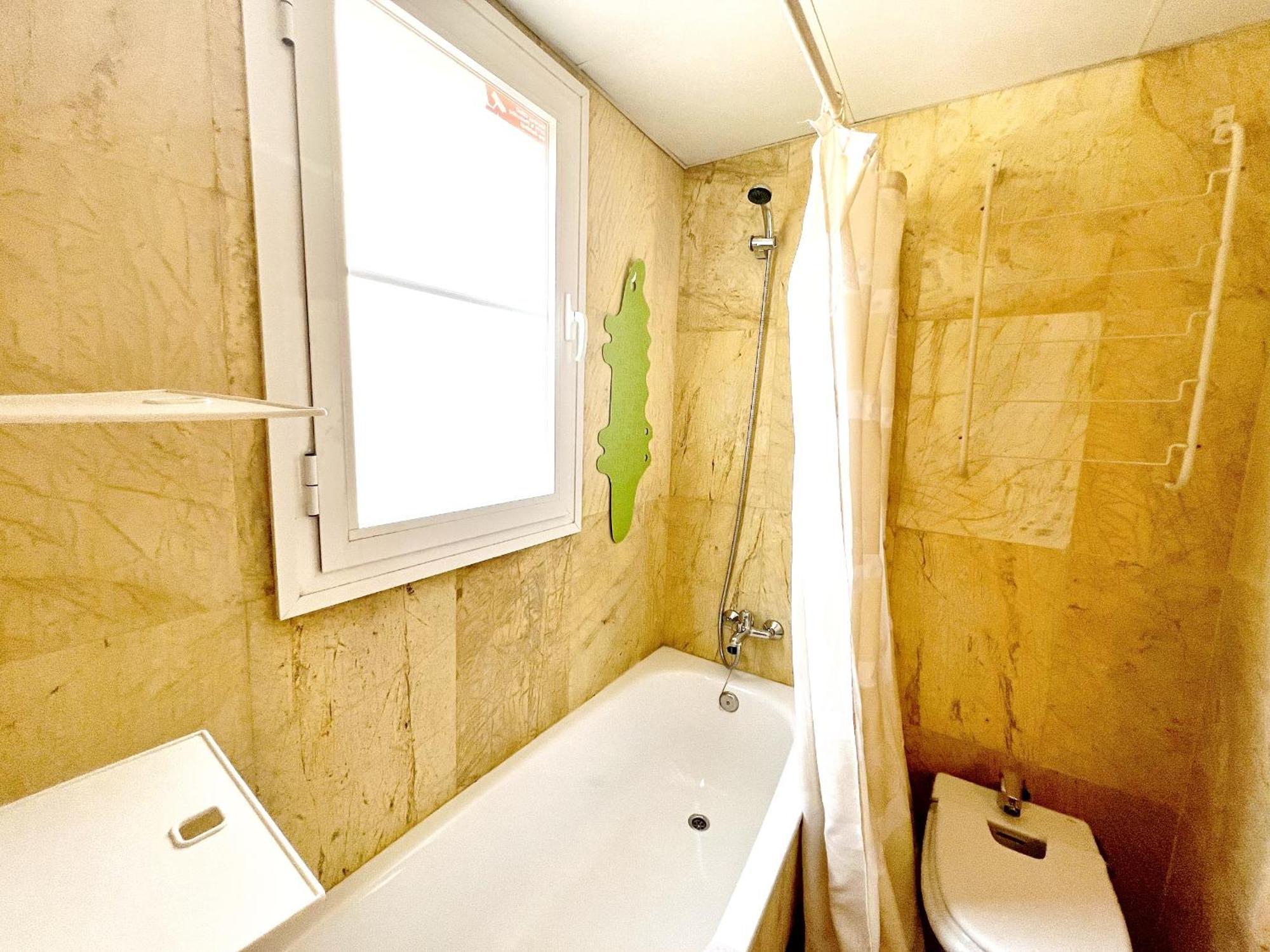 Serene Family Oasis: Poolside Retreat With Convenient Amenities *