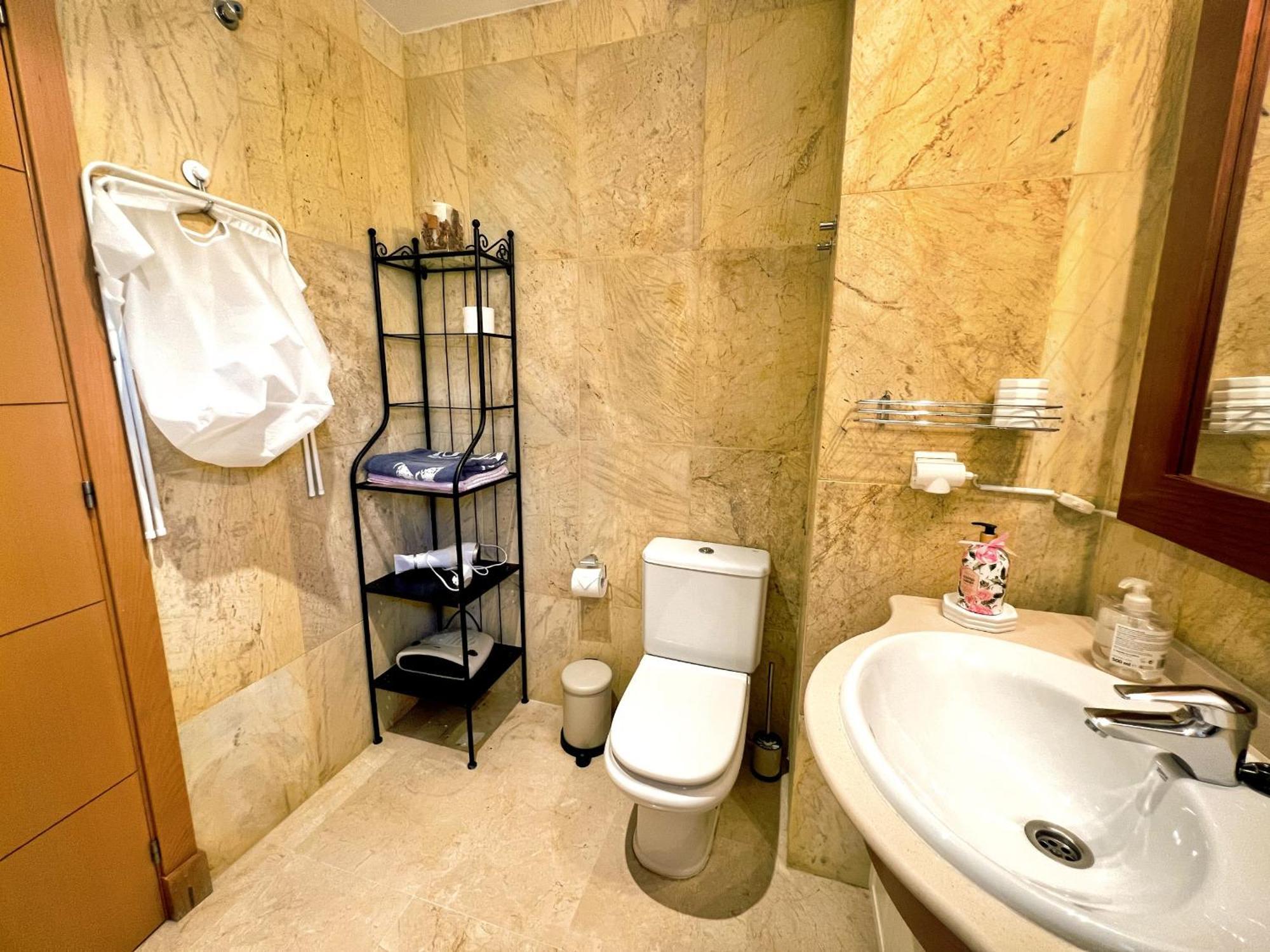 Serene Family Oasis: Poolside Retreat With Convenient Amenities Apartment Benalmadena