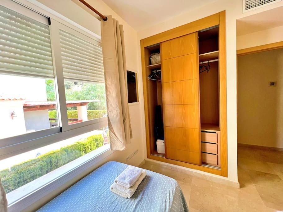 Serene Family Oasis: Poolside Retreat With Convenient Amenities Apartment