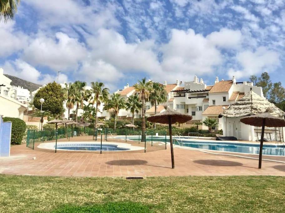 Apartment Serene Family Oasis: Poolside Retreat With Convenient Amenities *